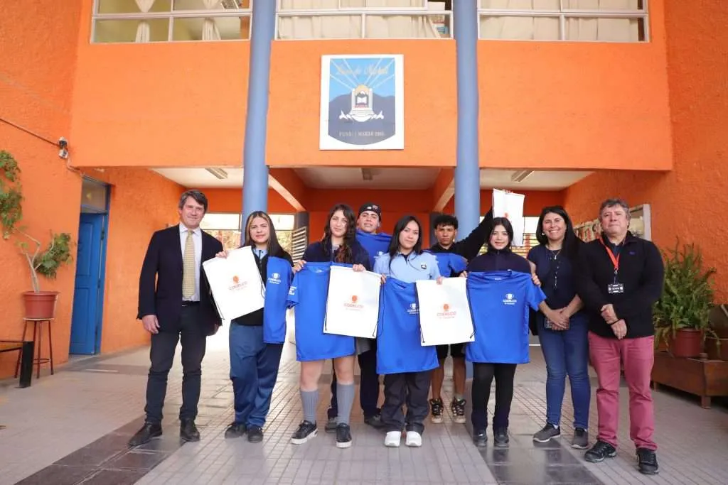 Voluntariado de El Teniente entrega indumentaria deportiva a voleibolistas del Liceo Polivalente de Machalí