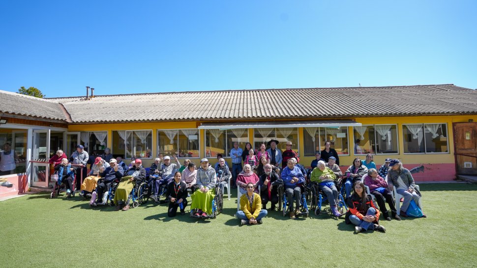 Voluntarios de Codelco Ventanas llevaron entretención y donaciones a hogar de personas mayores de Puchuncaví