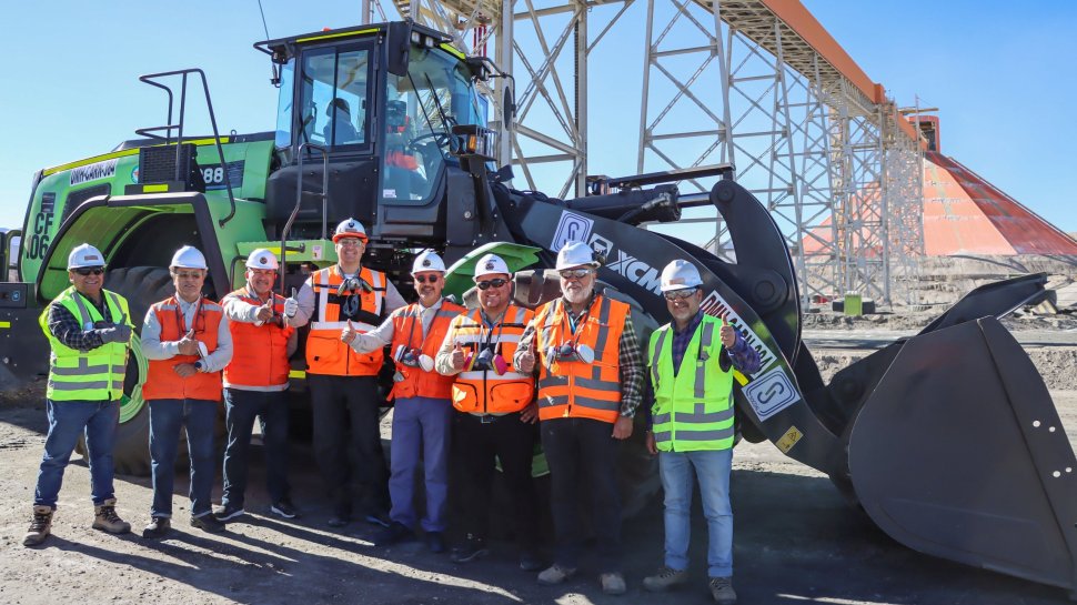 Ministro Hales incorpora cargador frontal 100% eléctrico para sus operaciones de logística de graneles