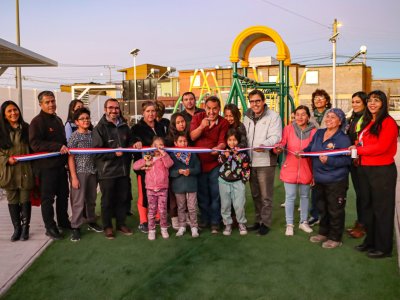 Ministro Hales y vecinos del sector Francisco Segovia inauguran nueva plaza en zona norponiente de Calama