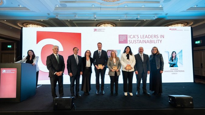 Gerenta de Codelco recibe prestigioso premio internacional como líder de la industria en sustentabilidad